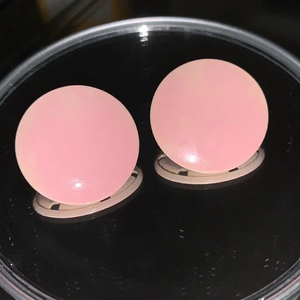 Vtg pink enamel painted circle post earrings‎